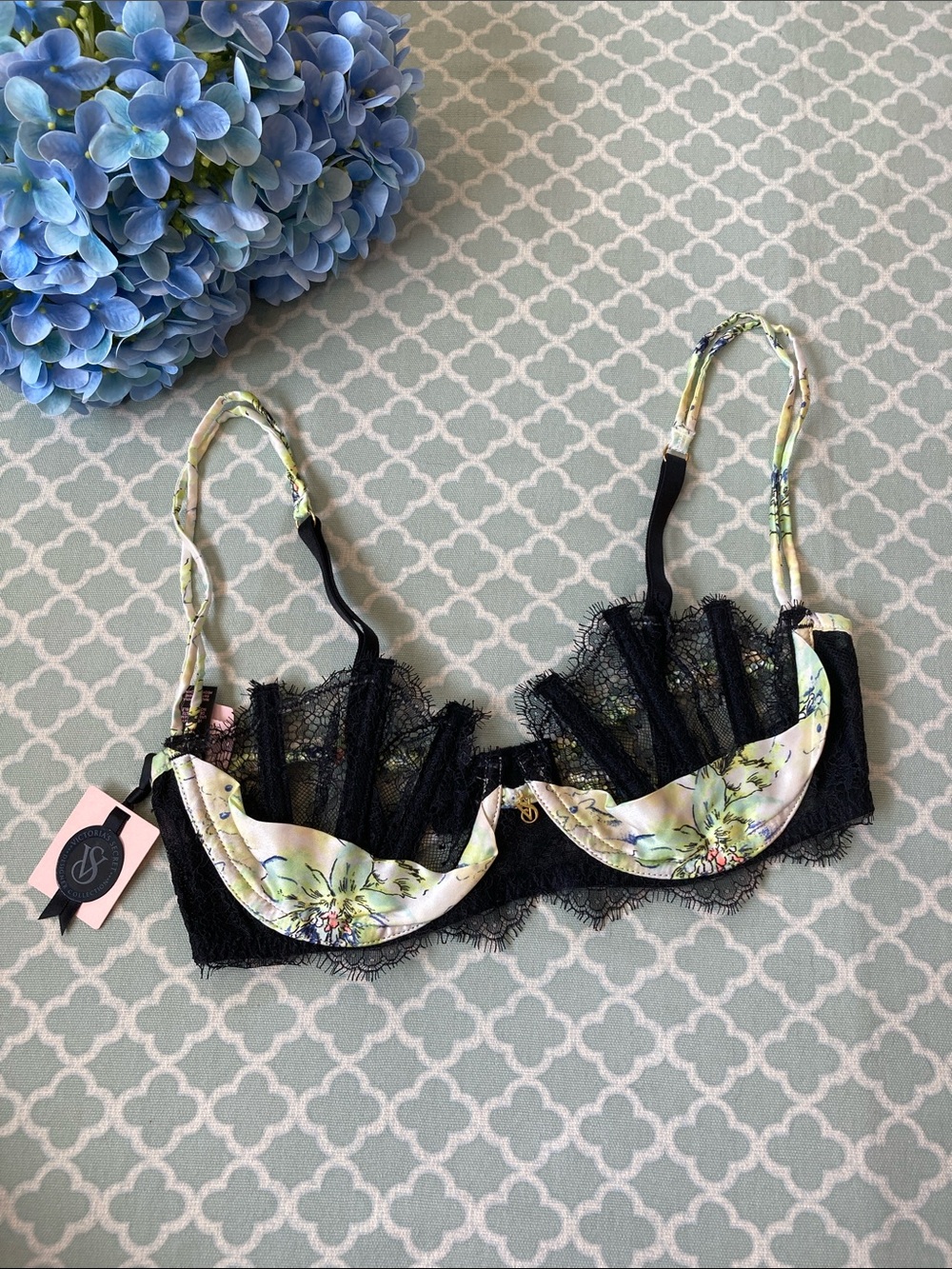 Victoria’s Secret Designer Floral Unlined Lace Silk 32D NWT